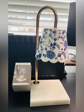 Nicole Miller Blue Floral Scalloped Candle Warming Lamp With Marble Base.
